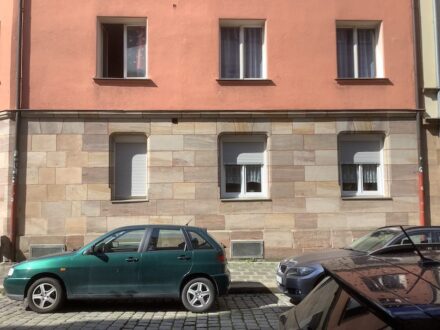 Steinfassade in der Stadt Fürth: der gestalterische Wert ist sehr hoch, auch wenn nur das Material selbst gezeigt und der Verlauf der Kräfte angedeutet wird. Rund um die Fenster gibt es ganz wenig Jugendstil-Dekor.