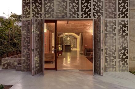 Malik Architecture: „Haus aus Massivstein“.