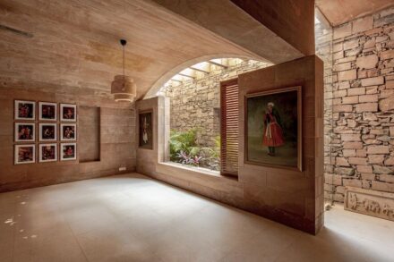 Malik Architecture: „Haus aus Massivstein“.