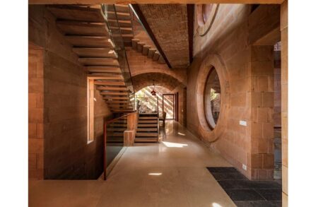 Malik Architecture: „Haus aus Massivstein“.