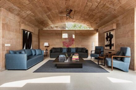 Malik Architecture: „Haus aus Massivstein“.