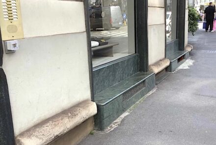 Steinerne Sitzbänke in Städten: Ehemals dienten sie dazu, dass die Armen, die vor den Häusern der reichen Kaufleute auf Almosen warteten, sich hinsetzen konnten.