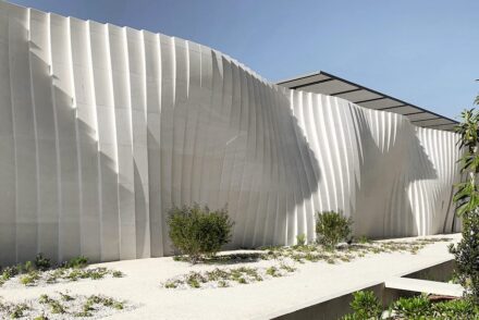 Heutzutage ist durch den Einsatz von CNC-Technik da sehr viel mehr möglich. Das Foto zeigt die Fassade des Weinguts Maison von Carl Fredrik Svenstedt.