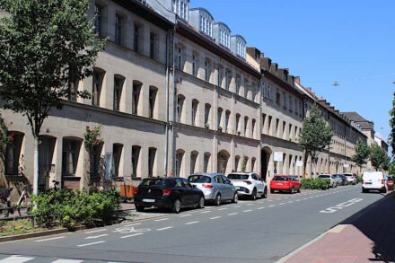 Gestalterisch zurückhaltender sind manche der Fassaden in der Altstadt von Fürth, die komplett aus dem lokalen Sandstein gebaut ist.