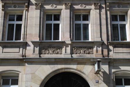 Jedoch gibt es auch solche mit überboderdendem Dekor, wie es nach 1880 der Geschmack der Zeit war.