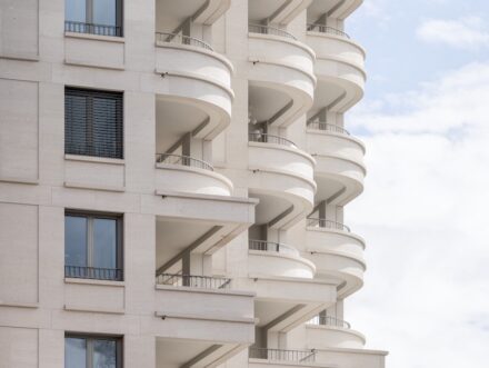 Deutscher Naturstein-Preis 2024: das Wohnhochhaus „Drei Horizonte“ scheint sich mit seinen Balkonen in eine Richtung zu drehen