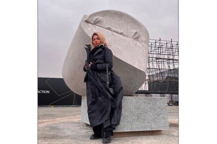 Sahar-Khalaji mit ihrem Werk auf dem Tuwaiq Sculpture Symposium 2024, Saudi-Arabien.