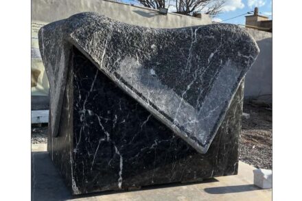 Interpretation der iranischen Teppichkultur als massive Steinskulptur.