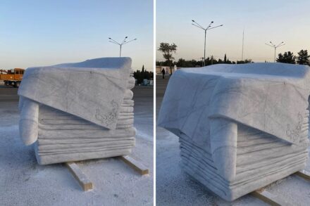 Interpretation der iranischen Teppichkultur als massive Steinskulptur.