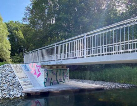 Fahrradbrückchen mit Fahrbahn aus vorgespanntem Granit.