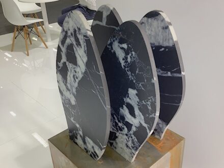 To a certain extent, ceramic printing machines can guide an image around the edge of the tile. <a href="https://www.systemceramics.com/en"target="_blank">System Ceramics</a> Company, Italy.