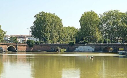 The famous Ponts-Jumeaux in Toulouse made of Pierre de Vianne date back to 1774: Three canals emanate from a basin and each is spanned by a bridge. The white surface is a marble relief. Photo: Wikimedia Commons