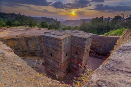 In der Stadt Lalibela in Äthiopien gibt es christliche Kirchen, die vom 7. bs 13. Jahrhundert aus dem rostrotem Vulkangestein herausgehauen wurden. Sie zählen zum Weltkulturerbe der Unesco. Foto: <a href="https://commons.wikimedia.org/"target="_blank">Wikimedia Commons</a>, <a href=" https://commons.wikimedia.org/wiki/User:Snowmanstudios"target="_blank"> / Thomas Fuhrmann, SnowmanStudios </a>