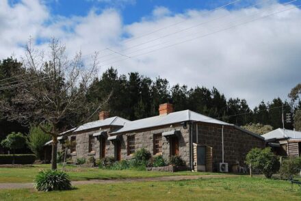 Landsitz in Australien mit Malmsbury Bluestone. Foto: <a href="https://commons.wikimedia.org/"target="_blank">Wikimedia Commons</a>, <a href=" https://en.wikipedia.org/wiki/Creative_Commons_license"target="_blank">Creative Commons License</a> / Mattinbgn