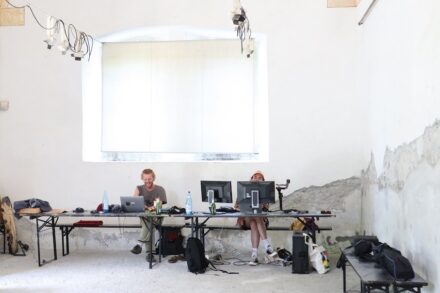 Johannes Kroeker & Elias Nunner (Regensburg, Deutschland) bei der Arbeit an der Klangskulptur (Link zum Bericht: See also, unten).