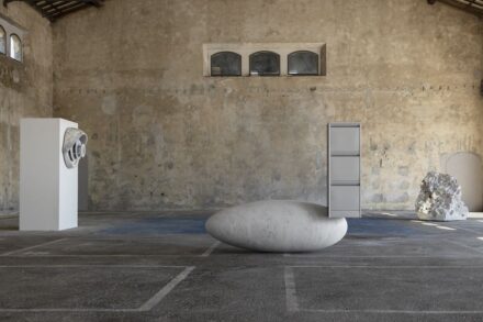 Die prämierten Arbeiten: Olivia Erlanger, „Act III (Spellbound”), 2024; Tarik Kiswanson, „Reconciliation”, 2024; Nicola Martini, „Omag Tower 7 CNC, 2024”. 
