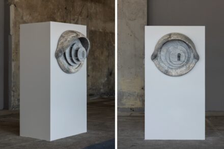 Olivia Erlanger, „Act IlI (Spellbound)”, 2024. Versilys Marmor, 88 × 95 × 31 cm.
