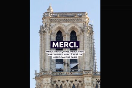 „Merci“ heißt es in der Steinmetzgruppe <a href="https://www.facebook.com/groups/tailleurdepierre"target="_blank">Tailleur de Pierre</a> bei Facebook: „Danke an die Kollegen auf der Baustelle. Danke an die Partner. Danke an die Institution Rebâtir Notre-Dame de Paris“ (Notre-Dame Wiederaufbauen).