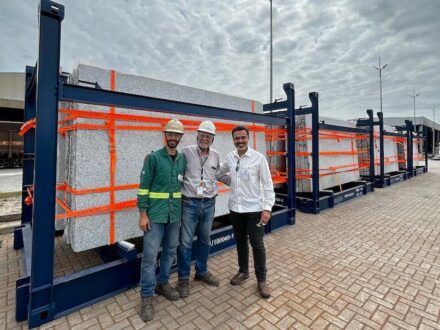 Die Entwickler von „StoneLift“ vor der Ladung, die auf die Testreise ging: (v.l.n.r.) Felipe Conti (Ingenieur bei Spinola, der über drei Jahre die technischen Fragen von StoneLift löste), José Ernesto Conti (Projektverantwortlicher bei Spinola), Fabio Cruz (Cruzzto).