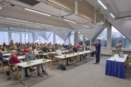 DNV-Präsident Hermann Graser appellierte in seinem Vortrag, Naturstein wieder mehr als tragendes Element in massiven Baukonstruktionen einzusetzen.