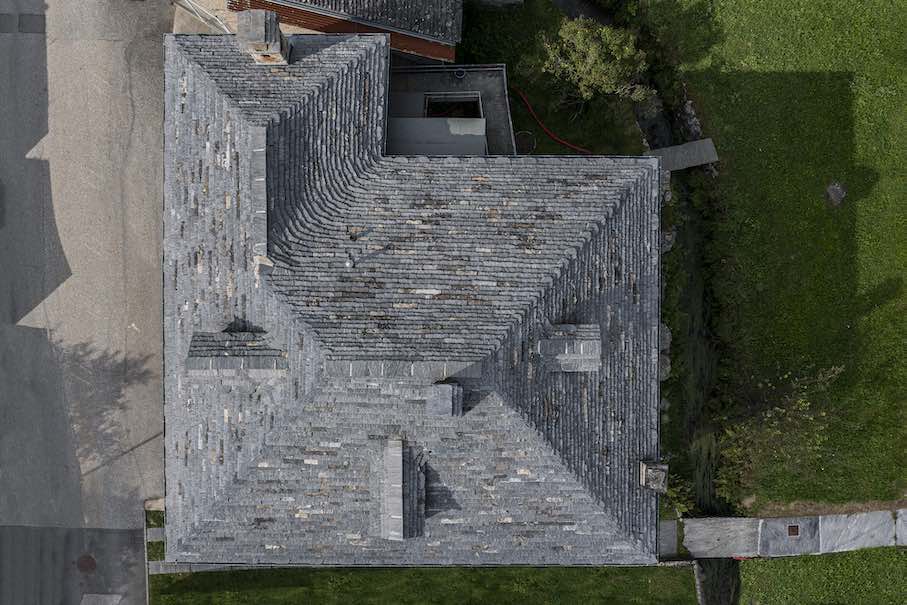 A look at the restoration of an old house in the Calanca Valley and in particular the restoration of the stone roof