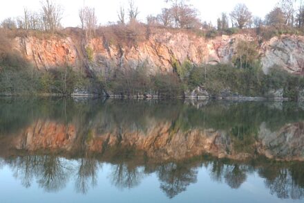 Ehemaliger Kalksteinbruch La Roque-Genêts im Dorf La Meauffe in der Normandie. Foto: Xfigpower / <a href="https://commons.wikimedia.org/"target="_blank">Wikimedia Commons</a>