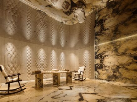 Since more than ten years, Xiamen Stone Fair has been pushing the creative use of stone with its initiative “Habitat Interior Design Exhibition (XHDLF) “. The photo from 2024 shows the presentation titled “Knitting“ designed by Kinney Chan (Kinney Chan & Associates) for the company Stonelink. Another initiative was the „Stone Infinite Product Design“ show.