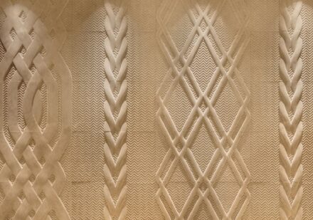 Since more than ten years, Xiamen Stone Fair has been pushing the creative use of stone with its initiative “Habitat Interior Design Exhibition (XHDLF) “. The photo from 2024 shows the presentation titled “Knitting“ designed by Kinney Chan (Kinney Chan & Associates) for the company Stonelink. Another initiative was the „Stone Infinite Product Design“ show.