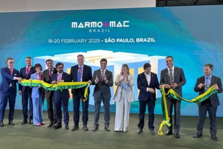 Eröffnung Marmomac Brazil, 2025: (6.v.l.: Federico Bricolo (Präsident Veronafiere); 8.v.l.: Flavia Milaneze (CEO Milanez & Milaneze SA); 10.v.l.: Tales Machado, Präsident Centrorochas.