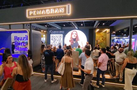 Stan der Firma Pemagran mit designerin Larissa Abreu.