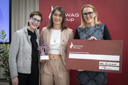 Bawag Women‘s Prize 2025: Melanie Seidl (center) between Christine Marek (left), laudator and former State Secretary in the Ministry of Economics in Vienna, and Dr. Eva Liebmann (right), Bawag.