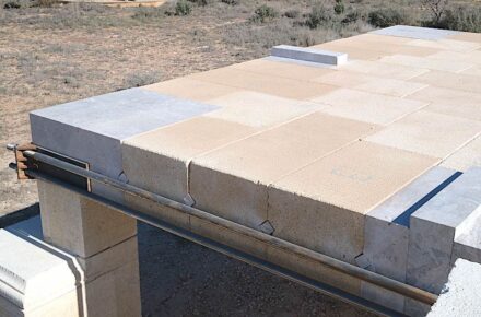 Beim Workshop „Bauen mit Naturstein heutzutage“ (Construir en Piedra Hoy) in Spanien wurde aus einfachen Einzelsteinen ein flaches Gewölbe erstellt, das als Geschossdecke dienen könnte