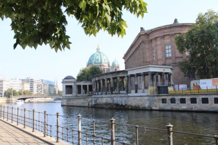 Die sanierten Kolonnaden mit der Alten Nationalgalerie rechts und dem Berliner Dom in der Mitte (Foto 2024, Peter Becker).