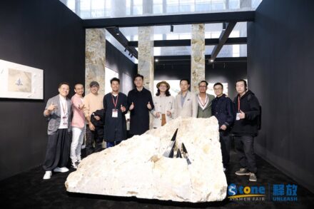 Stand der Firma Stonewhite: Firmenchef Nick Lyu (5. v.li.), Künstler Liuhao (6. v.li.).