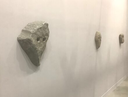 Ugo Rondinone: „The body + the soul (front), 2023, stone. Cardi Gallery, London/Milan.