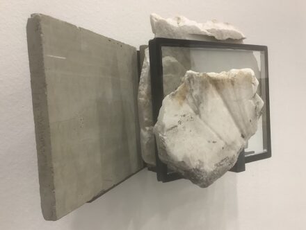 Fabrizio Prevdello: „S.T. (381)“, 2024, onice, vetro camera, marmo, cemento armato, acciaio, gomma. Gallery Cardelli & Fontana, Sazana.