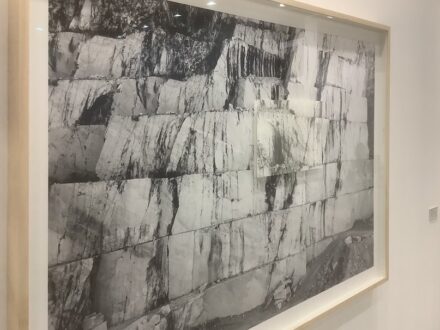 Alex Hartley; „This isn’t the Time“, 2023, silver gelation fibre photographic print on Diband, pencil and graphic on Cartridge paper. Victoria Miro gallery, London/Venice.