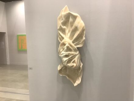 Lynda Benglis: „Yellow Miele“, 2024, Onyx Honey. Gallery Thomas Brambilla, Bergamo.