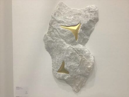 Mattia Bosco: „Sezione Aureo“, 2024, marmo palissandro, foglia d’oro. Atipografia Gallery, Arzignano.