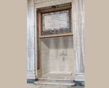 Pope Francis‘ tomb is made of marble from Liguria, a coastal region in North-Western Italy with Genoa as capital, the land of his ancestors