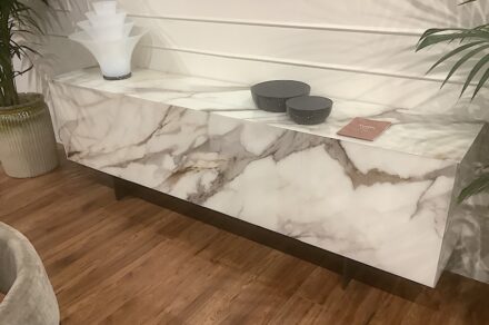 Kommode mit Glasverkleidung. Firma Tonin Casa, Italien.