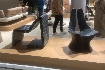 Stone-Design aus Brasilien: (links) Stuhl „Makalu“, Design: Fernanda Freire; (rechts) Sessel „Itaoca“, Design: Sergio Matos.