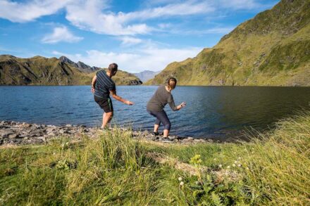 Stone Skipping am Haast River valley, Westküste Neuseeland. Foto: Wikimedia Commons / Steward Nimmo