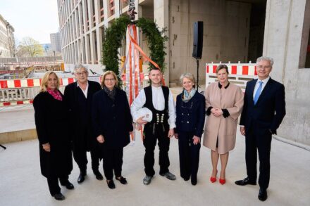 Richtfest: (v. l. n. r.) Dr. Ute Rettler, Direktorin beim Bundesrat; Architekt Max Dudler; Anke Rehlinger, Bundesratspräsidentin; Polier Frank Wernicke; Petra Wesseler, Präsidentin Bundesamt für Bauwesen und Raumordnung (BBR); Cornelia Seibeld, Präsidentin des Abgeordnetenhauses von Berlin; Prof. Dr. Alexander von Erdély, Sprecher des Vorstands der Bundesanstalt für Immoblienaufgaben (BimA). Quelle: Bundesrat | Sascha Radke