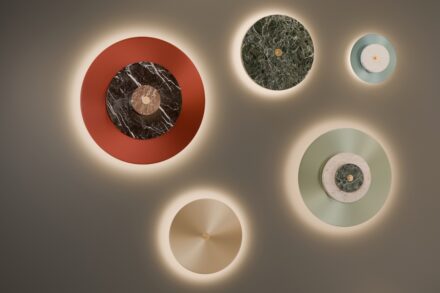Chris Basias, Athens, Griechenland: „Lua Eclipse“. Mundgeblasenes Glas, Marmor, Metall.