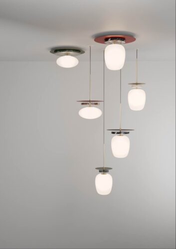Chris Basias, Athens, Greece: „Fanos“. Mundgeblasenes Glas, Marmor, Metall.