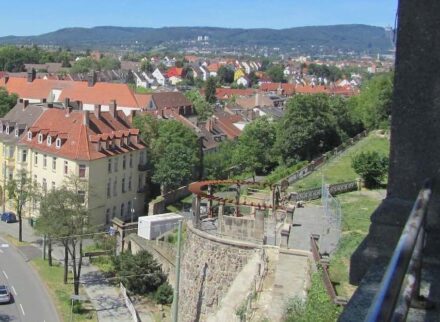 Blick vom Weinberg mit seinen Stützmauern auf die Stadt. Foto: Wikimedia Commons / Dirk Schmidt