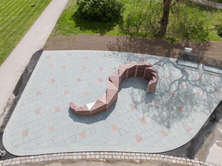 Die Skulptur „Från glömska till minne – vändpunkt för tolerans“.