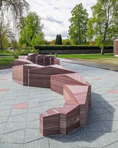Die Skulptur „Från glömska till minne – vändpunkt för tolerans“.
