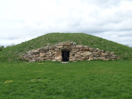 Das Long Barrow in All Canings in Wiltshire wurde ebenfalls von Davies Stone Creations erreichtet. Foto: Michael Dibb / Wikimedia Commons